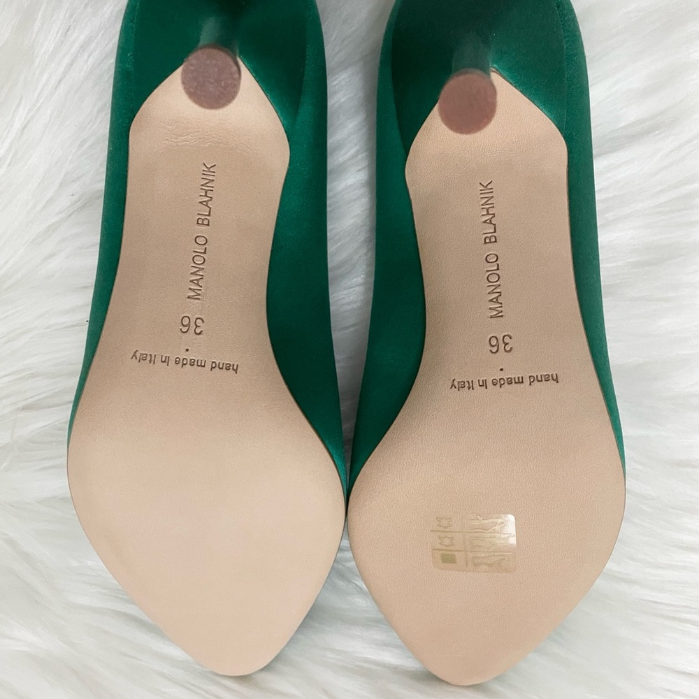 Manolo Blahnik Hangisi 90 Embellished Satin Pumps - Picture 8 of 10